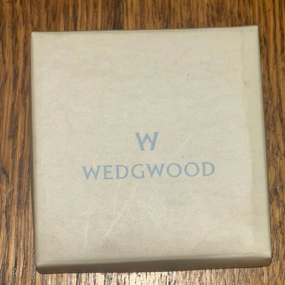 Wedgewood Blue Jasperware Heart Pin Brooch 1.5” diameter - Picture 5 of 5